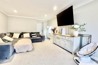 omq9rE M Eu j9b9FCC8QQ