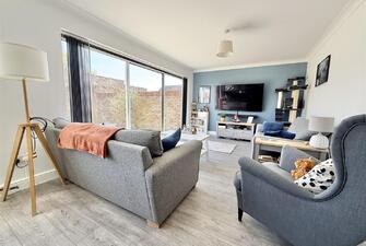 PLyO7w MiEyeACnWHxIkMg